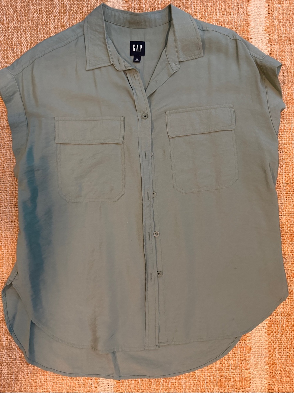 GAP Lightweight Short Sleeve Shirt in Sage size medium. Like new